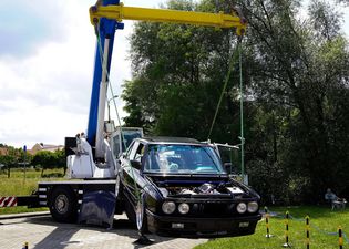 Zabytkowy samochód na wysięgniku z otwartą maską