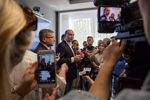 Publiczność nagrywająca przemowę