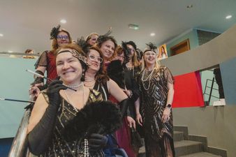 Grupa kobiet pozuje do zdjęcia na schodach 