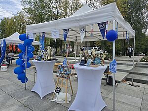 biało niebeiskie stoisko z balonikami