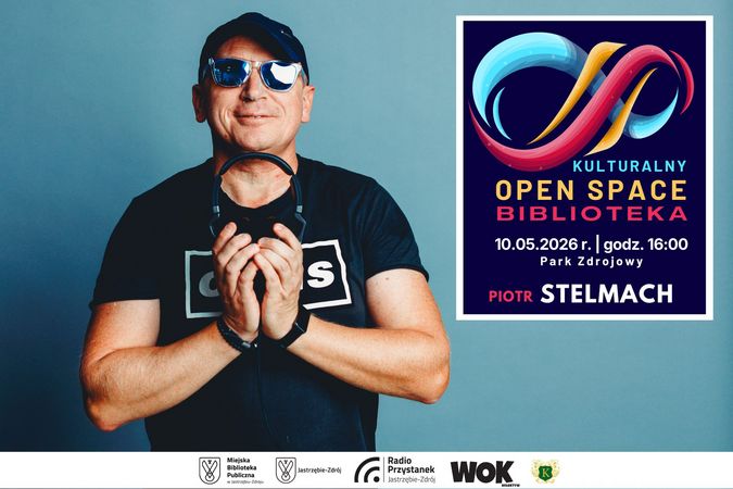 Kulturalny Open Space Biblioteka. Po lewej zdjęcie Piotra Stelmacha w okularach przeciwsłonecznych, trzymającego słuchawki na szyi. Po prawej informacja: 10.05.2026 r., godz. 16:00, Park Zdrojowy