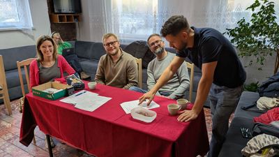 Ludzie rozmawiający przy stole jury