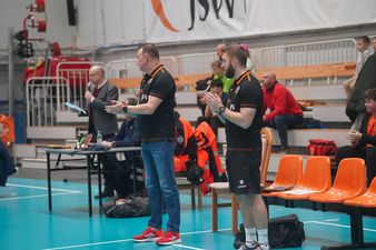 Trener Dariusz Luks i asystent podczas prezentacji przed meczowej