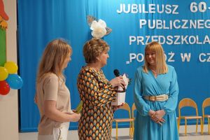 Zdjęcie przedstawia jubileusz 60-lecia przedszkola.