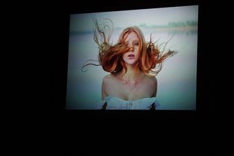 Kobieta z rozwianymi włosami