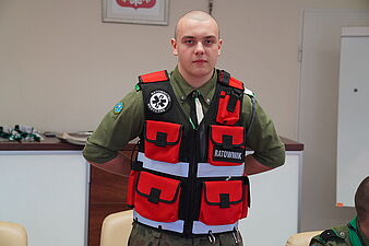 Jeden z harcerzy ubrany w kamizelkę ratowniczą