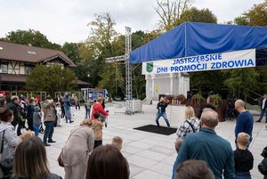 Widok na scenę i żonglującego człowieka.