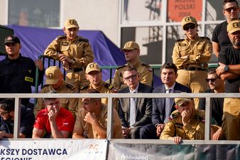 Prezydent Michał Urgoł siedzi w obecności umundurowanych strażaków PSP