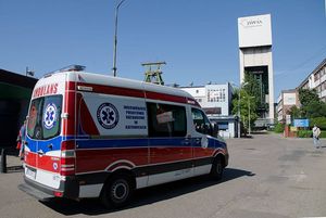 Karetka jadąca pod kopalnie Zofiówka