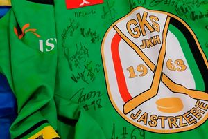 Koszulka JKH z podpisami.