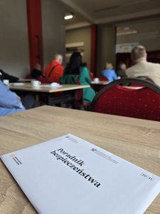 Zbliżenie na kopertę z poradnikiem bezpieczeństwa