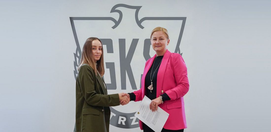  Prezes GKS Martę Goik oraz Dyrektor OPS Klaudię Nietrzebka podczas uścisku dłoni