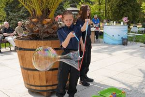 Uczennice klasy mundurowej, puszczające bańki mydlane