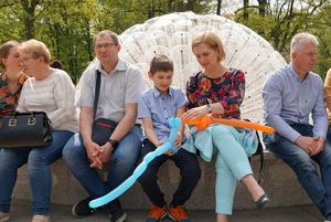 Uczestnicy przy fontannie