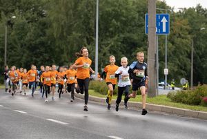 Zdjęcie przedstawia młodych zawodników.