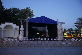 Leżaki ułożone w krąg przed sceną w Parku Zdrojowym