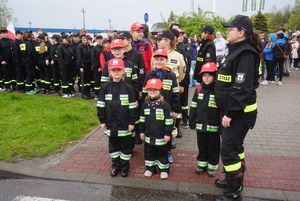 Zdjęcie przedstawia marsz w Dniu Flagi.