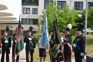 Składanie kwiatów pod pomnikiem