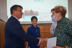 Prezydent Anna Hetman wręcza nagrody