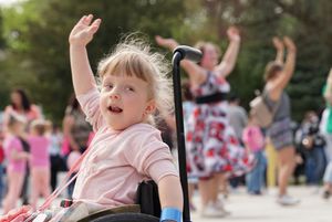 Dziewczynka na wózku inwalidzkim