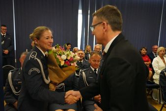 Prezydent Michał Urgoł wręcza kwiaty rzecznik Zakładu Karnego 
