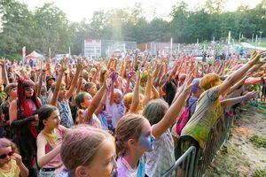 Tłum młodzieży podczas zabawy kolorami holi. 
