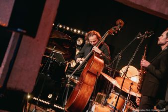 Mężczyzna grający na instrumencie