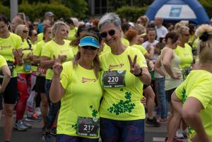 Uczestniczki VIII Jastrzębskiego Biegu Kobiet pozujące do zdjęcia.