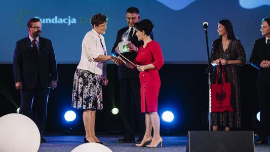 Autorka otrzymuje na scenie wyróżnienie od prezydent miasta Anny Hetman