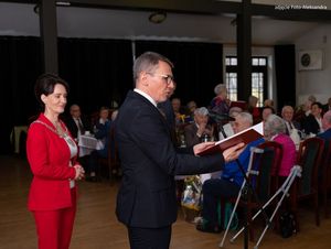 Zdjęcie przedatawia uroczystość Złotych Godów.