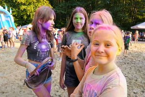 Cztery dziewczynki ubrudzone kolorami holi 