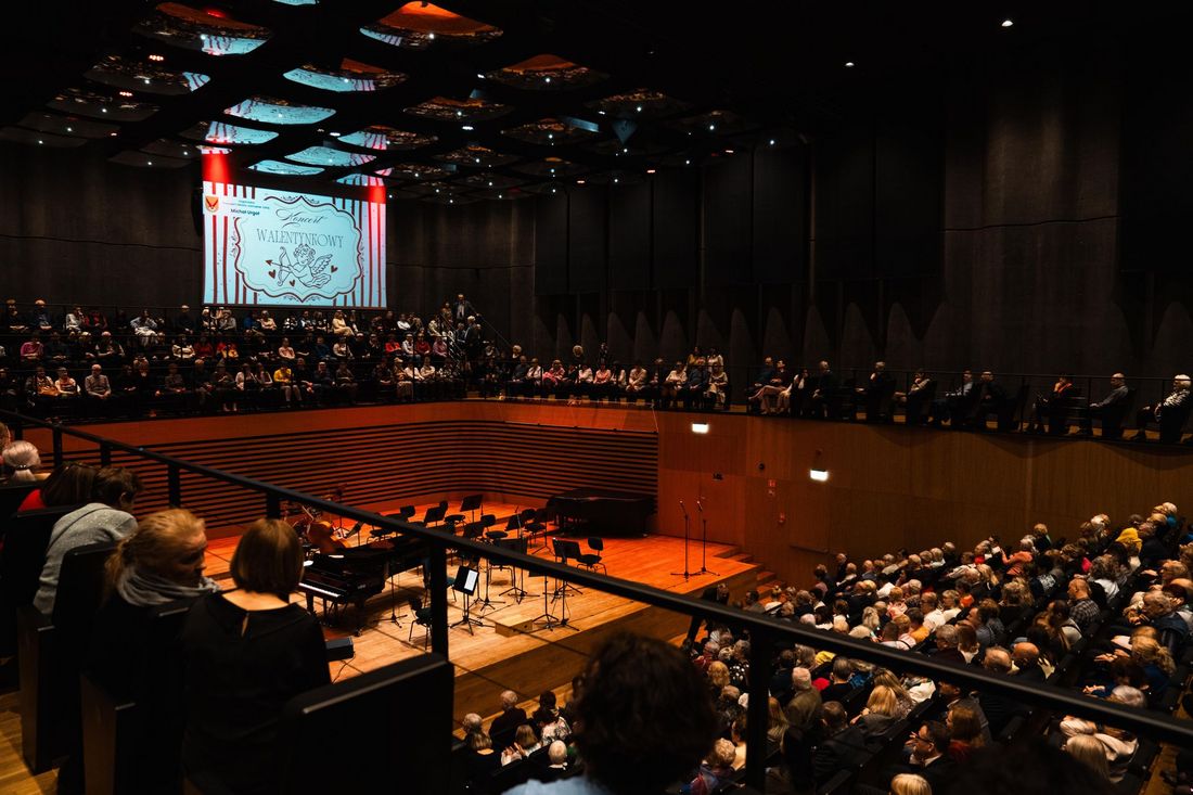 Sala koncertowa PSM widok z balkonu na scenę i publiczność