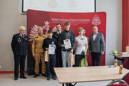 Pamiątkowe zdjęcie zaproszony gości z laureatami drugiej grupy konkursu