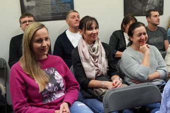 Śmiejący się uczestnicy spotkania