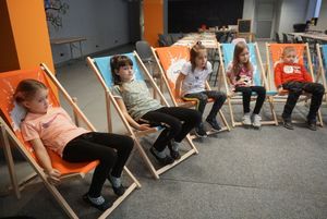 Grupka dzieci na leżakach