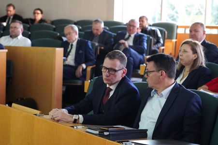 Prezydent Michał Urgoł i jego zastępca Andrzej Koba siedzący na sali