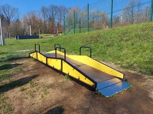 Urządzenie na placu zabaw dla osób niepełnosprawnych