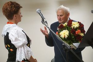 Prezes koła gospodyń wiejskich przyjmuje gratulacje od gości