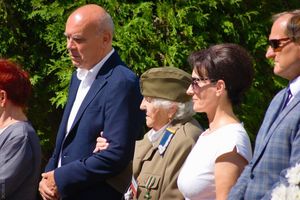 Zdjęcie przedstawia osoy biorące udział w ceremoni.