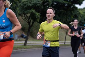 Zdjęcie przedstawia biegnących zawodników biegu głównego.