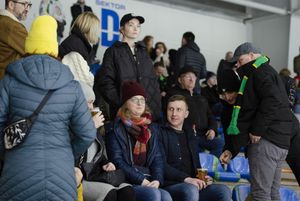 Kibice zajmują miejsca na trybunach Jastora.