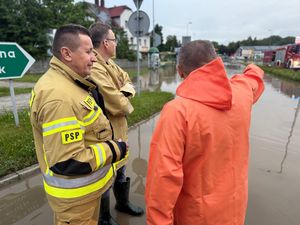 Komendant Państwowej Straży Pożarnej Jan Cepiel podczas rozmowy