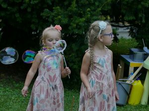 Dziewczynki dmuchające bańki mydlane. 