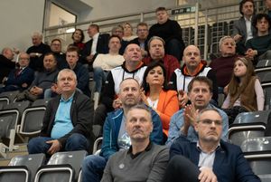 Kibice na trybunach.