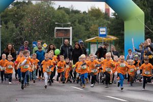 Zdjęcie przedstawia młodych zawodników. 