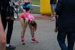 Zdjęcie przedstawia zawodników na mecie biegu głównego.