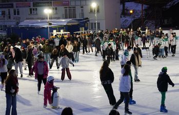 Uczestnicy ślizgawki z zawodnikami JKH GKS Jastrzębie