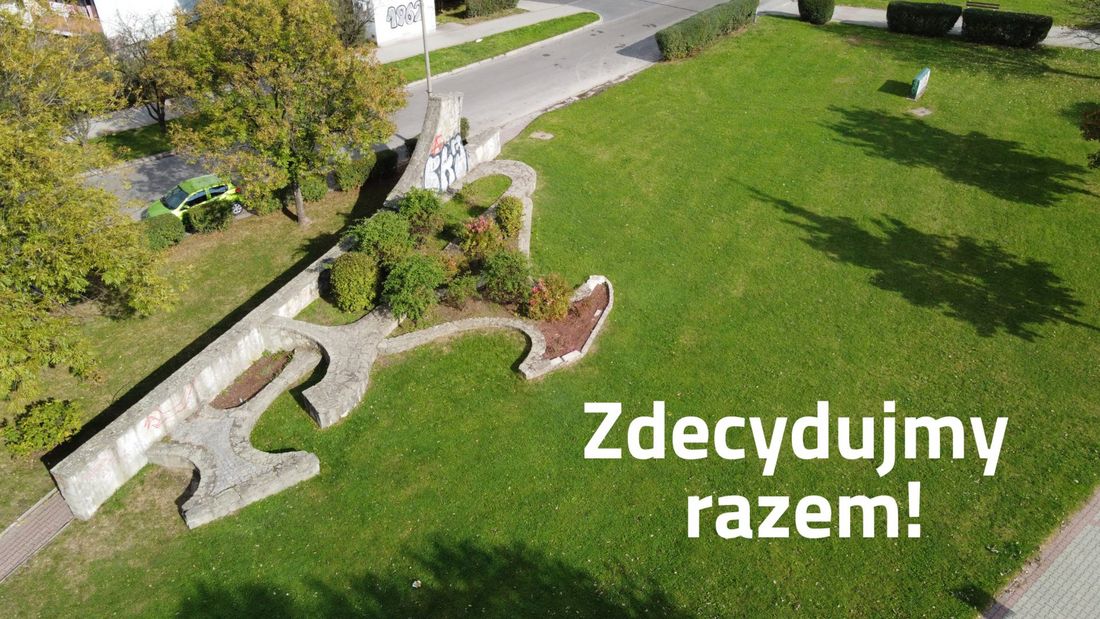 Zdjęcie placu z napisem "Zdecydujmy razem!"