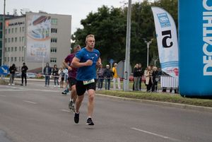 Zdjęcie przedstawia biegnącego zawodnika biegu głównego.