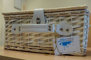 Tobra bawełniania i kosz piknikowy w ramach Muralowej Współpracy.